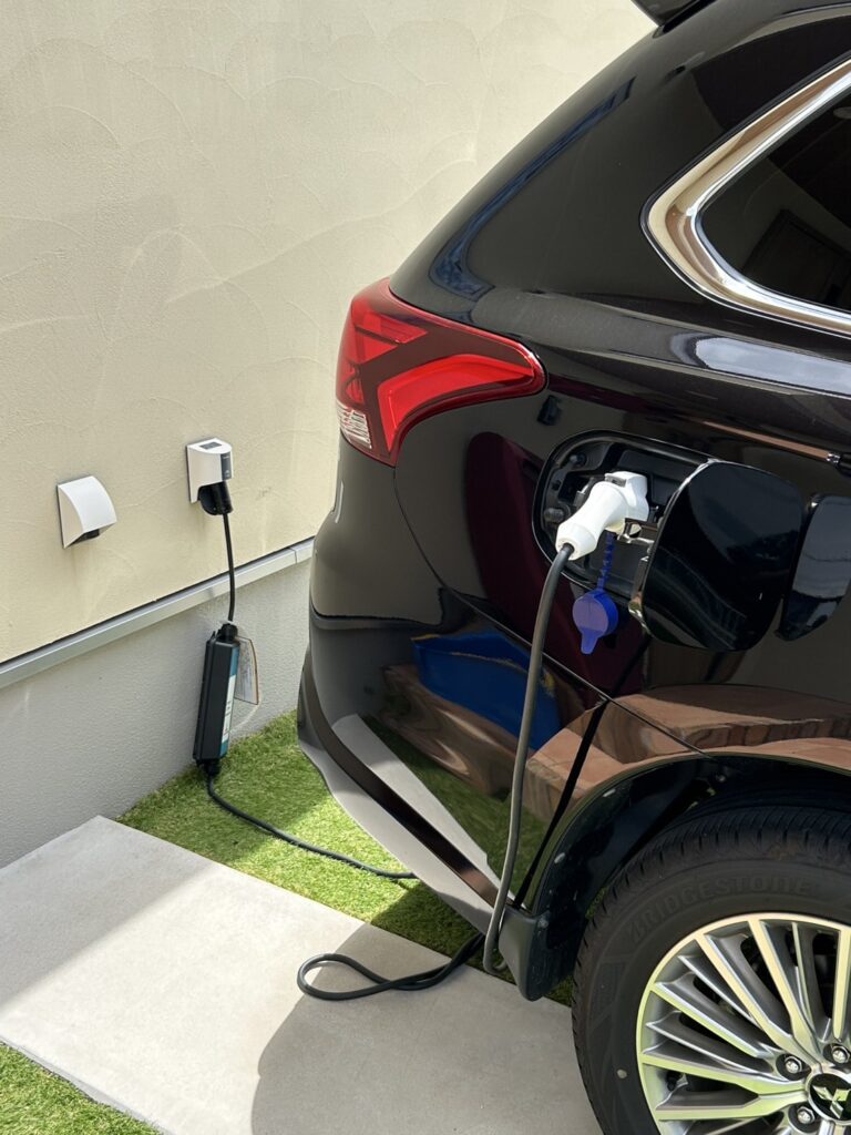 我が家の電気自動車。太陽光発電を利用して電気自動車を充電している写真