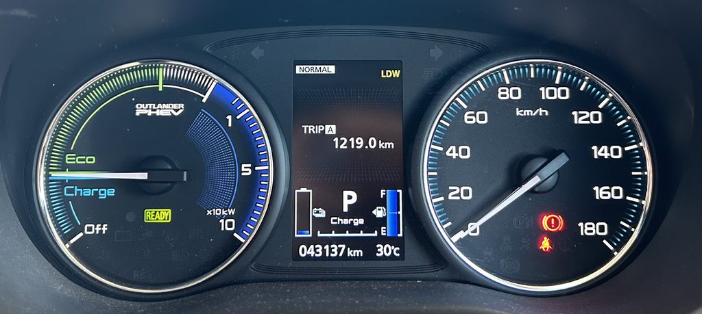 アウトランダーPHEVのメーター(給油から次の給油までの走行距離1,219km)
